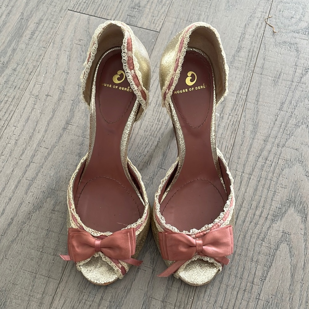 US 6.5 House of Dereon 4” Gold Bow peep toe Dorsay
